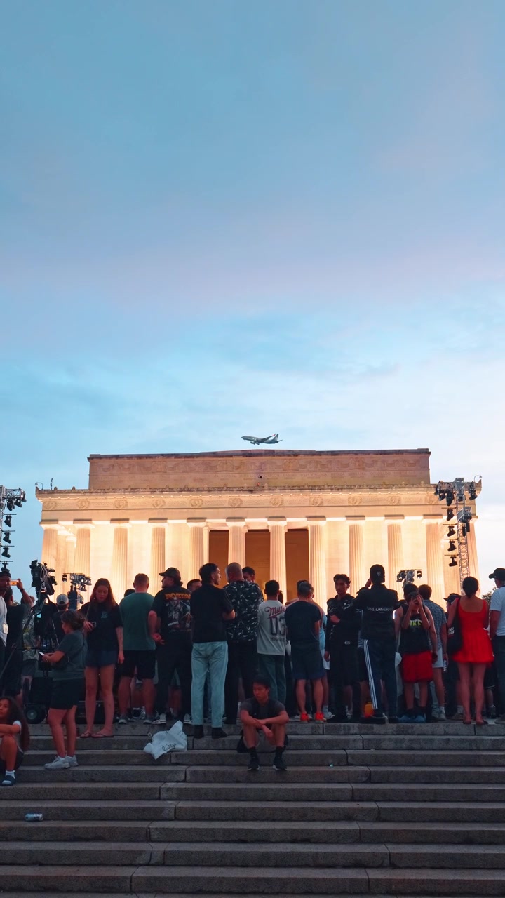 Washington, USA, 13 giugno 2026: Visitatori sui gradini davanti al Lincoln Memorial al crepuscolo a Washington DC. Una folla si trova sui gradini di pietra sotto le colonne illuminate