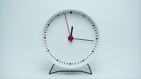 el reloj blanco de lapso de tiempo muestra el tiempo de ejecución a la 1 p.m.