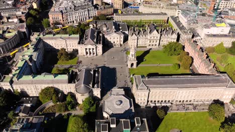 Trinity-College,-Dublin,-Die-Hauptstadt-Irlands,-Luftaufnahme-Der-ältesten-Universität-Des-Landes