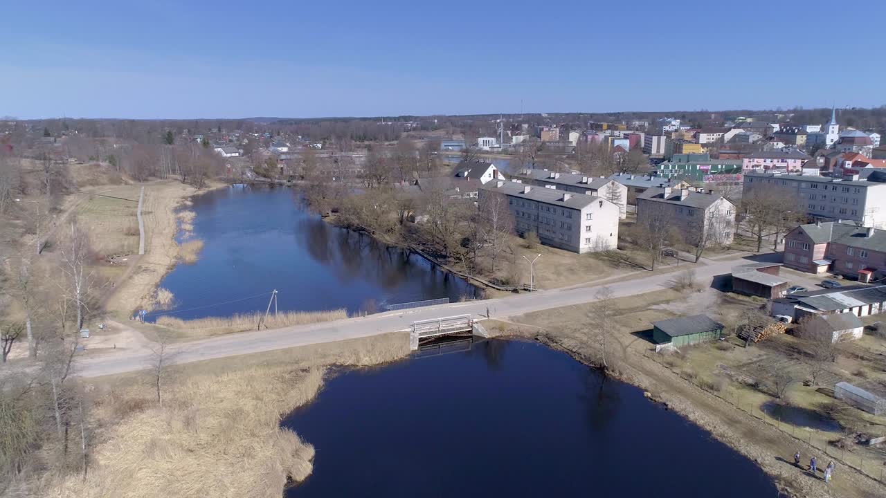 un pequeño río en el lado de los edificios en valga estonia