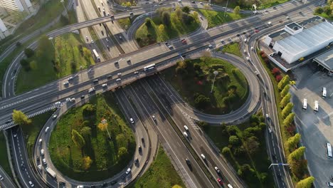 Carreteras-De-Varias-Autopistas-Con-Atascos-Y-Tráfico-Moderado-De-Automóviles