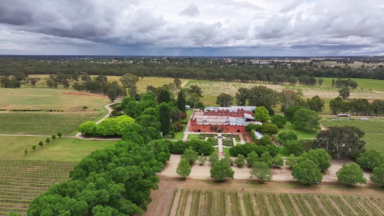 Veduta aerea degli edifici e dei giardini della All Saints Winery a Wahgunyah, Victoria, Australia