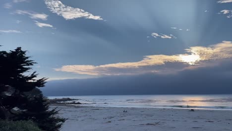 Hermosa-Puesta-De-Sol-En-Carmel-Junto-Al-Mar,-California