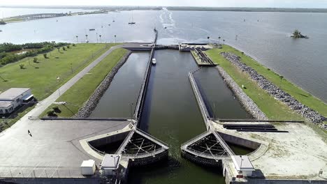 Ein-Boot-Wartet-Auf-Die-Einfahrt-In-Die-Canaveral-Schleusen-In-Cape-Canaveral,-Florida