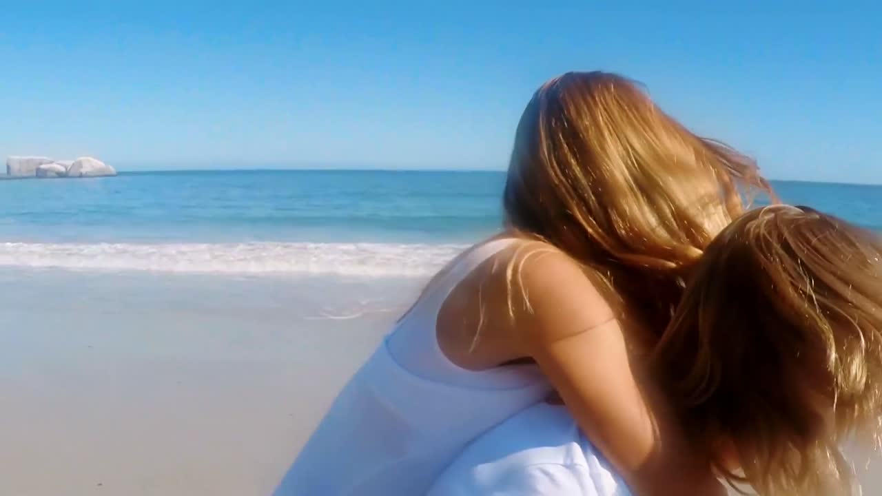 해변에서 즐거움을 즐기는 젊은 부부