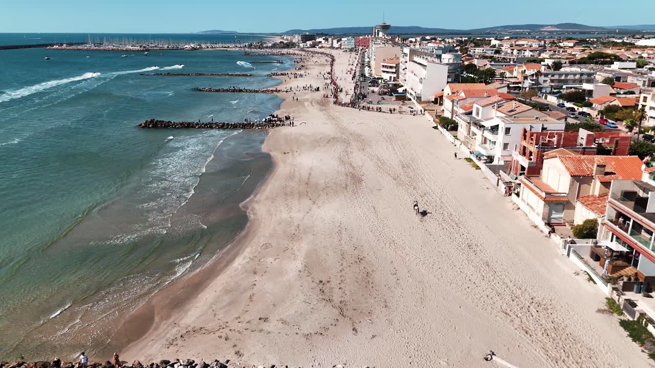 jinetes montando caballos en palavas les flots, en la costa mediterránea de francia en un día soleado, vista aérea con un avión no tripulado