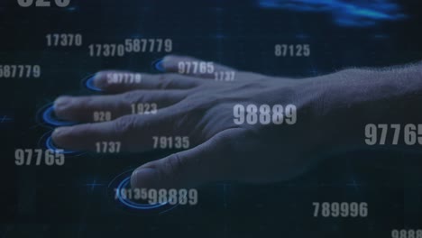 múltiples números cambiando sobre la mano humana escaneando sobre el escáner biométrico contra un fondo azul