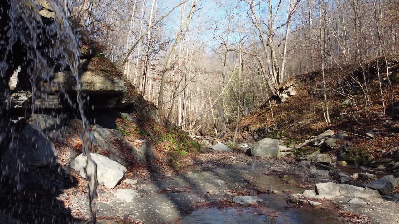 vista del área de volar a través de una cascada vista desde el interior de la cueva