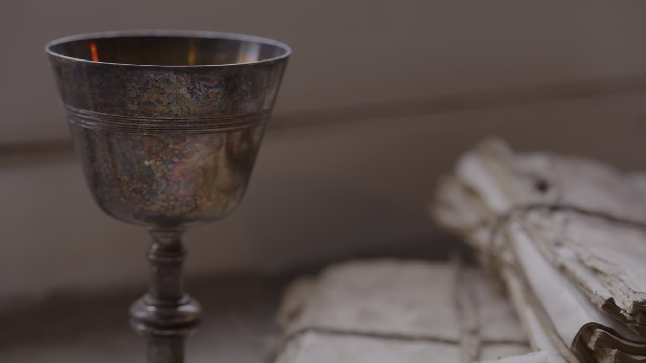 고대 역사 학자 들 은 날씨 가 변한 두루마리 와 문서 들 에서 종교적 문헌 을 연구 한다 - 역사 와 믿음