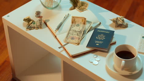 pan lento sobre una mesa de café con un pasaporte estadounidense y algo de dinero