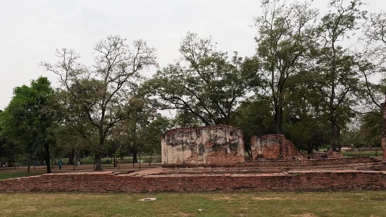 Vista panoramica di antiche rovine di templi ad Ayutthaya