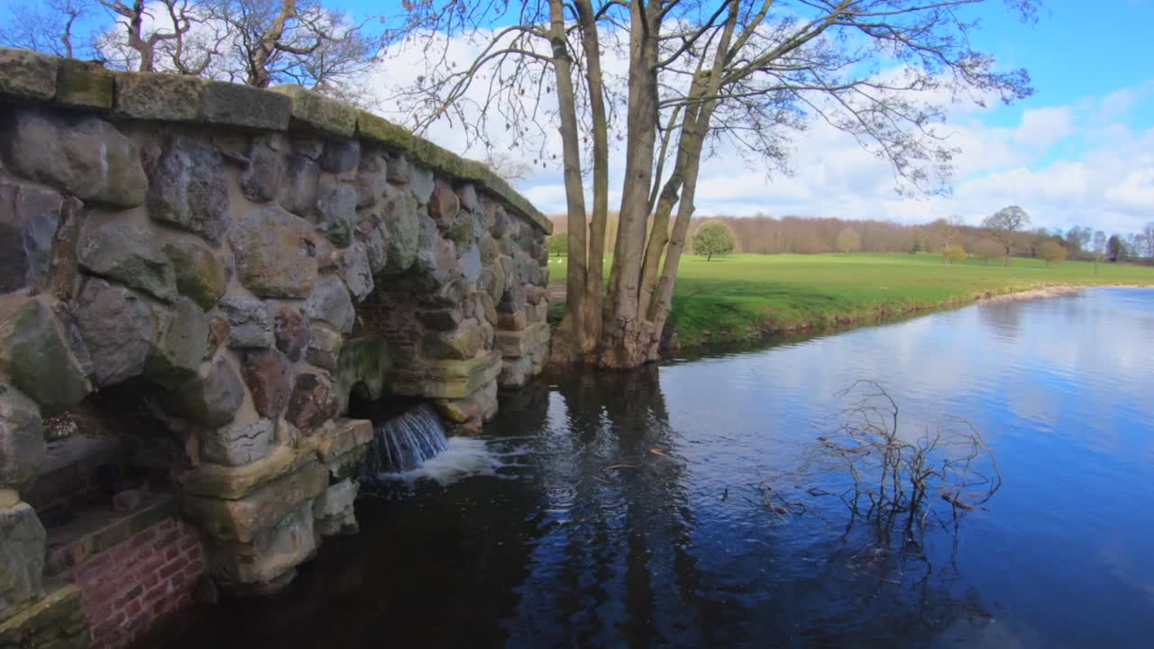 puente de agua que fluye lago cascada en los valles de yorkshire en el campo de inglaterra
