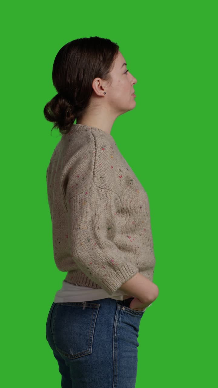 Video verticale: primo piano di una donna che posa su sfondo greenscreen