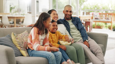 Viendo-Televisión,-Hogar-Y-Familia-Con-Palomitas-De-Maíz