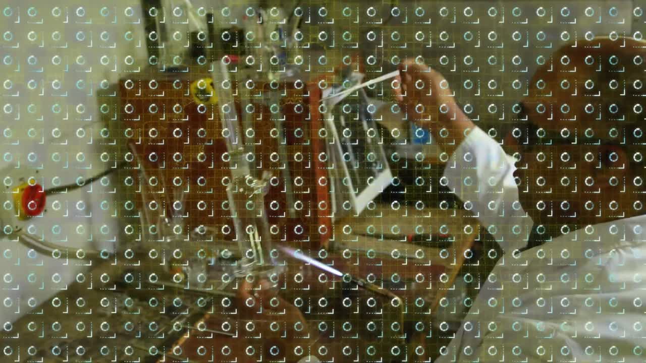 animación de círculos en movimiento sobre científico masculino biracial trabajando en el laboratorio