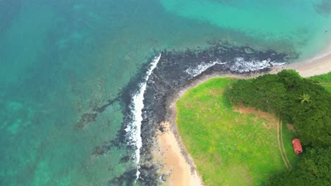 vista aérea desde la playa del gobernador en são tomé y príncipe, áfrica