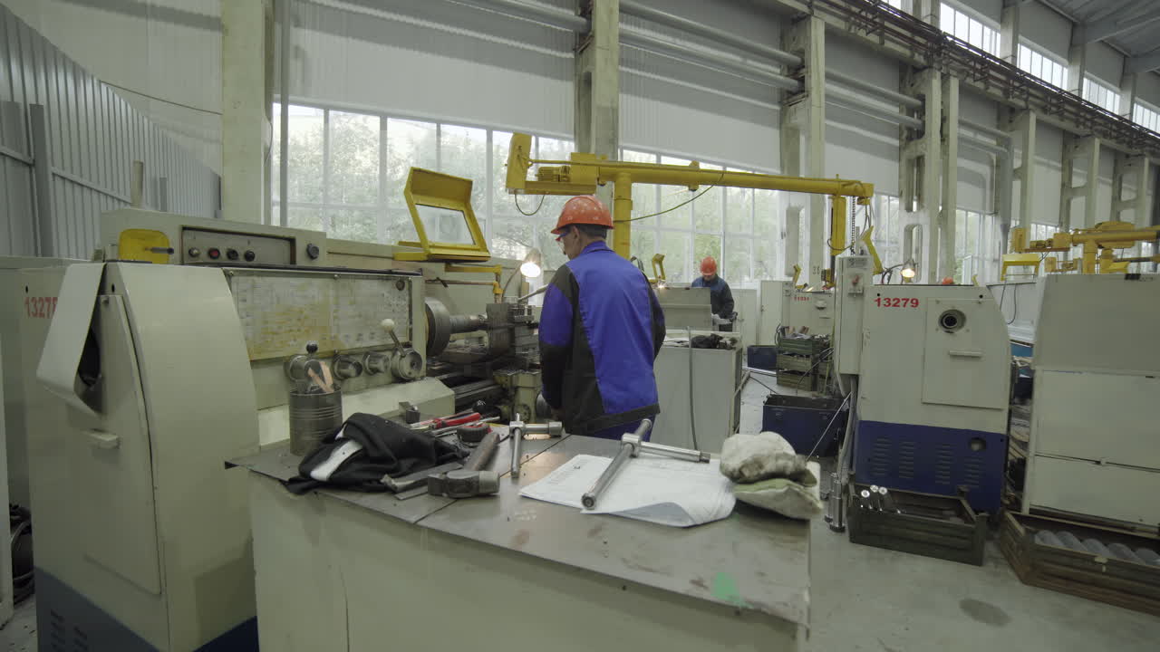 trabajadores de fábricas que operan máquinas de torno