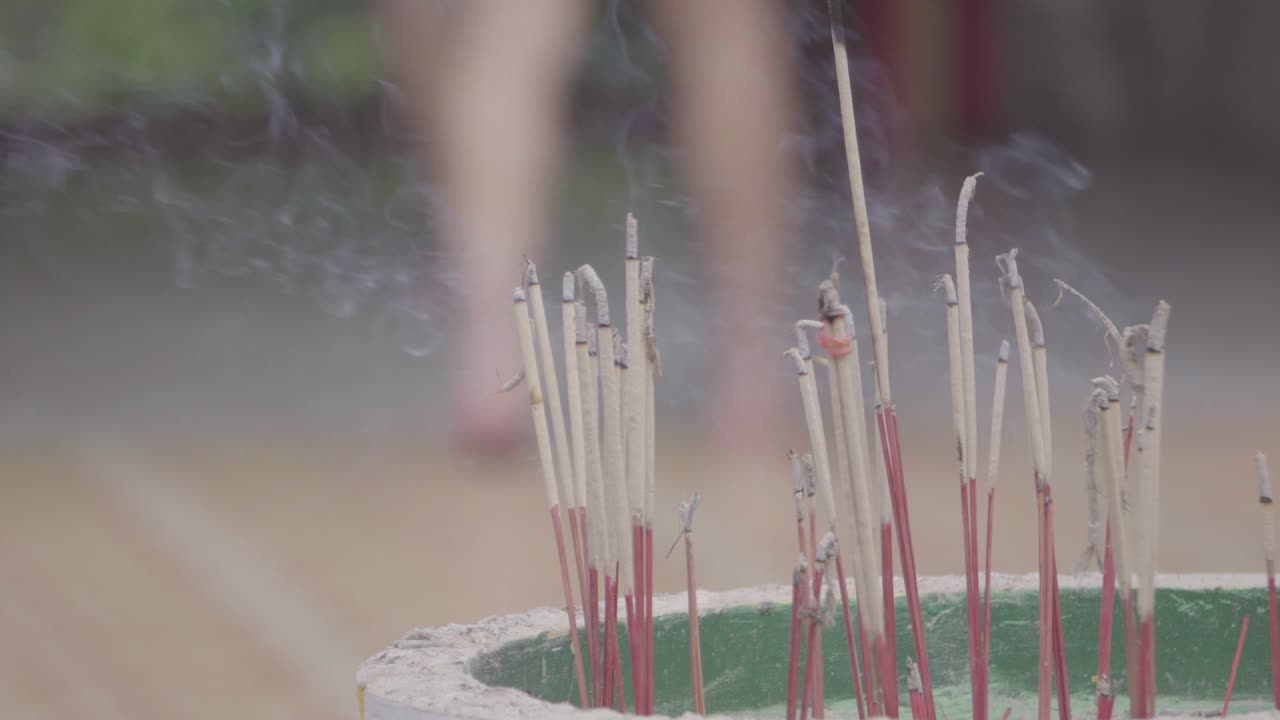 비에 많은 향을 켜고 소원을 담배로 피웠다.