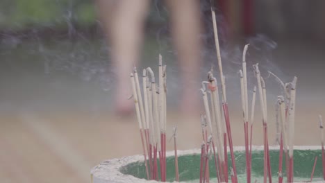 Lit a lot of incense in the pot and smoked with wishes