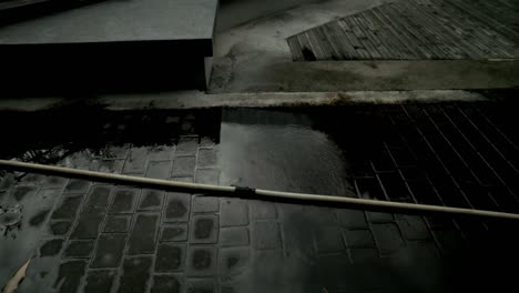 la manguera de agua está goteando en el parque