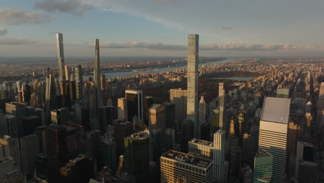 Stürmer-Fliegen-Bei-Sonnenuntergang-über-Midtown.-Hohe-Moderne-Wolkenkratzer-Rund-Um-Den-Central-Park.-Manhattan,-New-York-City,-Vereinigte-Staaten