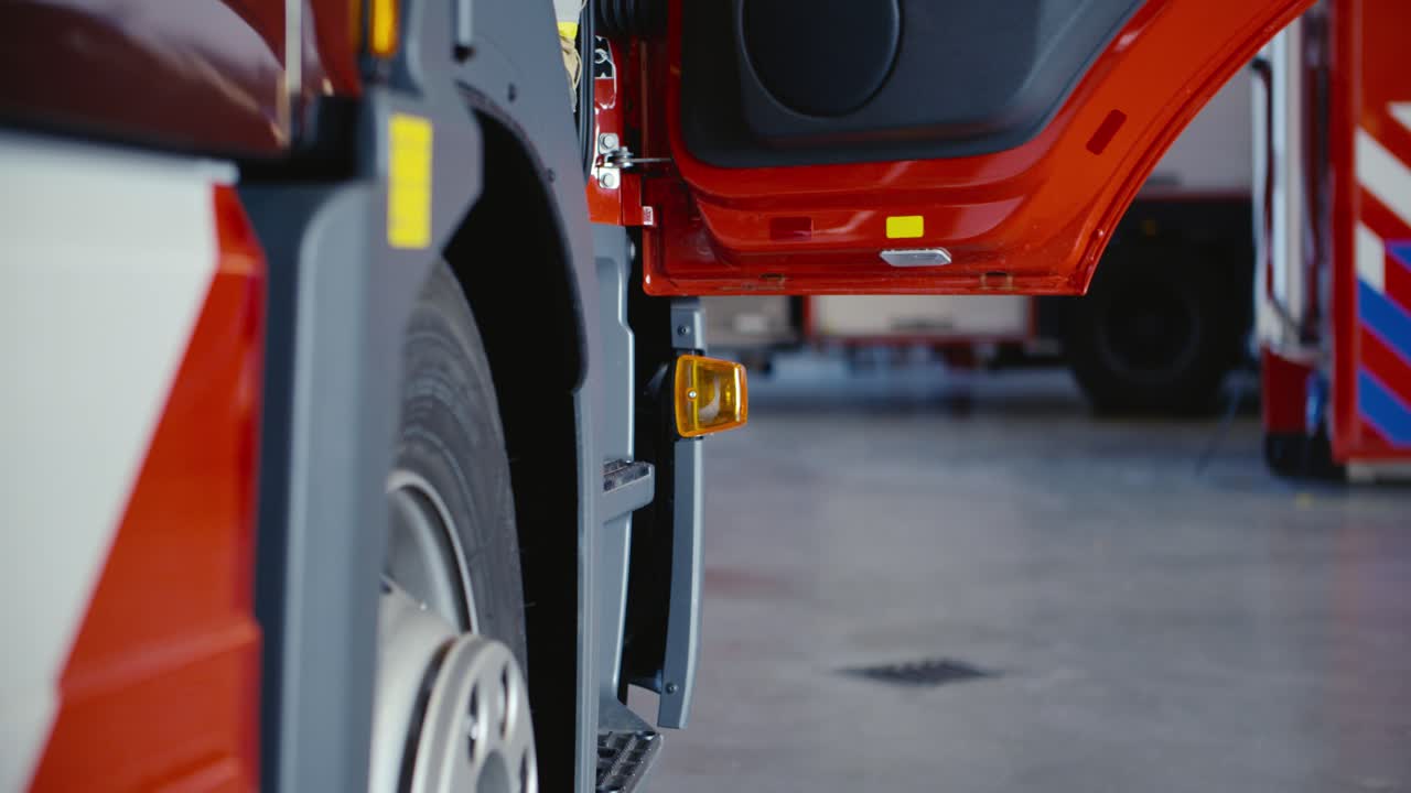 소방차에 오르는 소방관