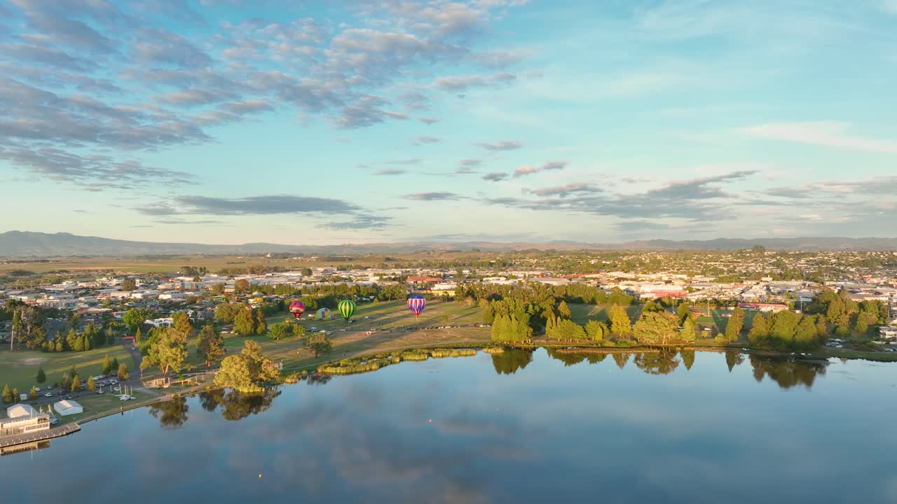 globos aerostáticos subiendo y despegando durante el festival de globos en hamilton, nueva zelanda