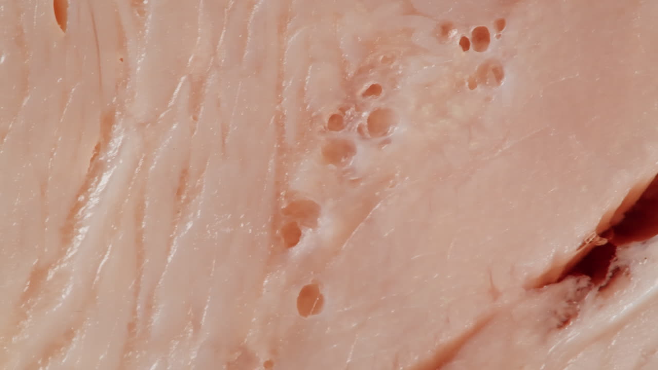 primer plano de la carne procesada en rodajas