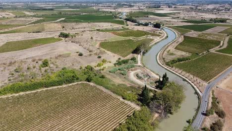 disparo de drones al sur de francia, campo típico de la región, un destino turístico perfecto