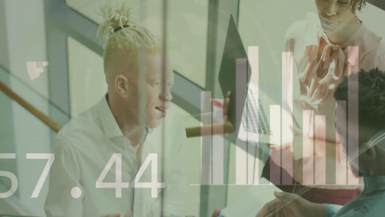 animación del procesamiento de datos sobre diversas personas de negocios en la oficina