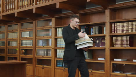 estudiante revisando libros en una biblioteca