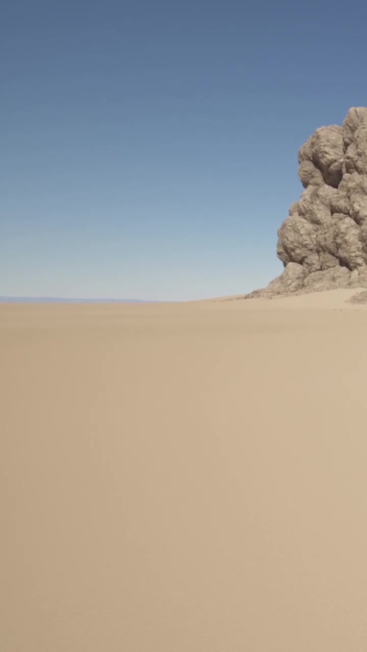 Sand und Felsformation in einer trockenen Landschaft bei klarem Himmel