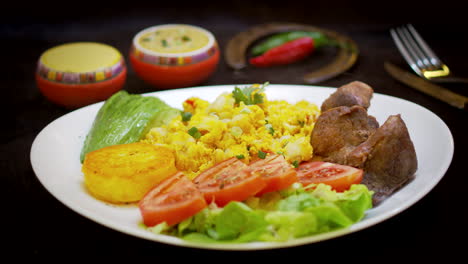 fritada ecuatoriana con mote pillo y ensalada