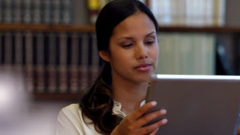 estudiante usando una tableta en la biblioteca