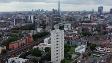 Adelante-Vuelan-Por-Encima-Del-Barrio-Urbano.-Inclinar-Hacia-Arriba-Revela-El-Paisaje-Urbano-Con-Rascacielos-En-El-Horizonte.-Londres,-Reino-Unido