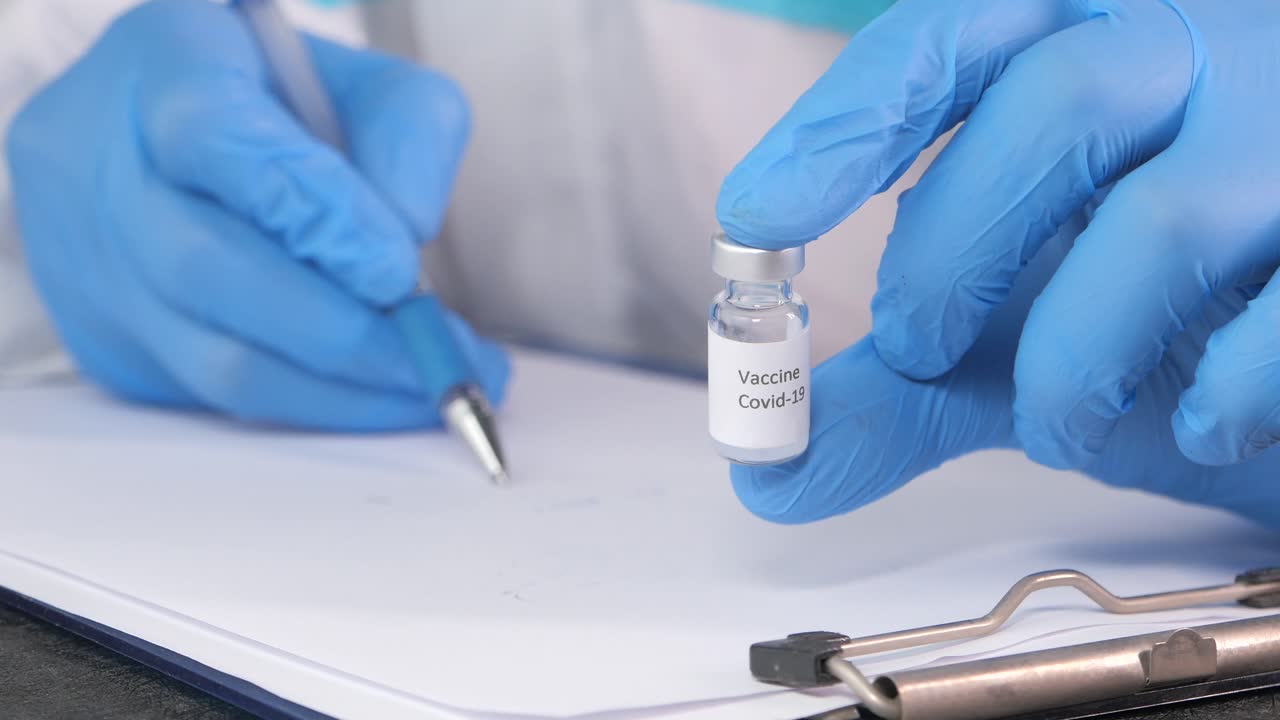 médico con un vial de la vacuna contra el covid-19