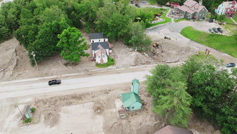 vista aérea de casas devastadas por la erosión de las inundaciones y los daños de los sedimentos, vermont, ee.