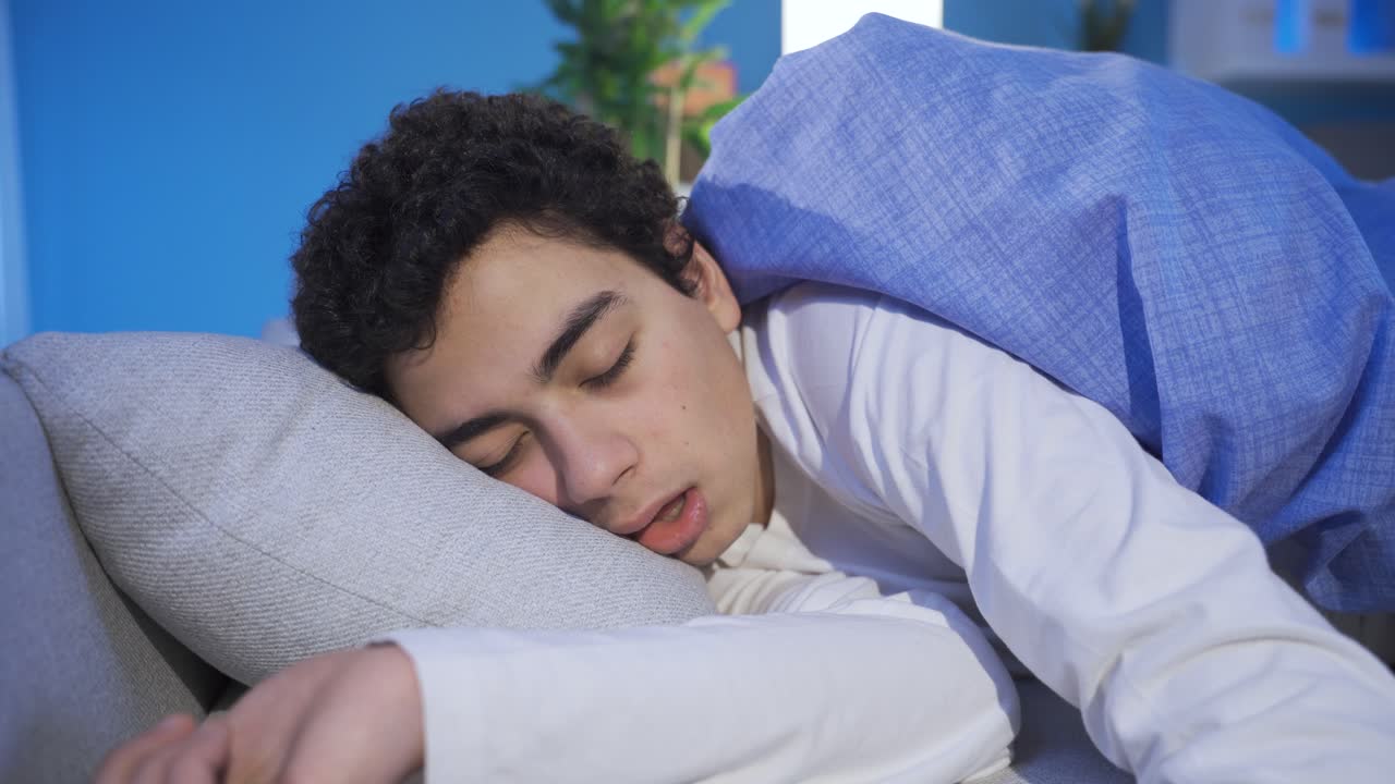 재 ⁇ 고 귀여운 소년이 집에서 자고 있어요.