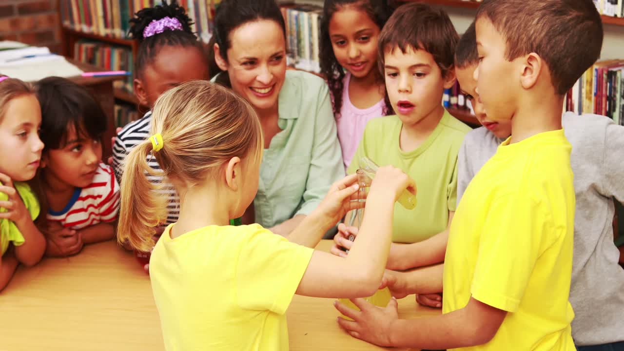 alumnos y profesores que hacen ciencias en la biblioteca
