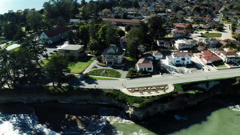 Una-Vista-De-Drone-De-Casas-Frente-Al-Mar-En-Santa-Cruz,-Ca