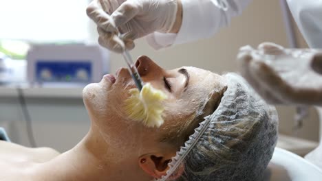mujer que recibe tratamiento facial