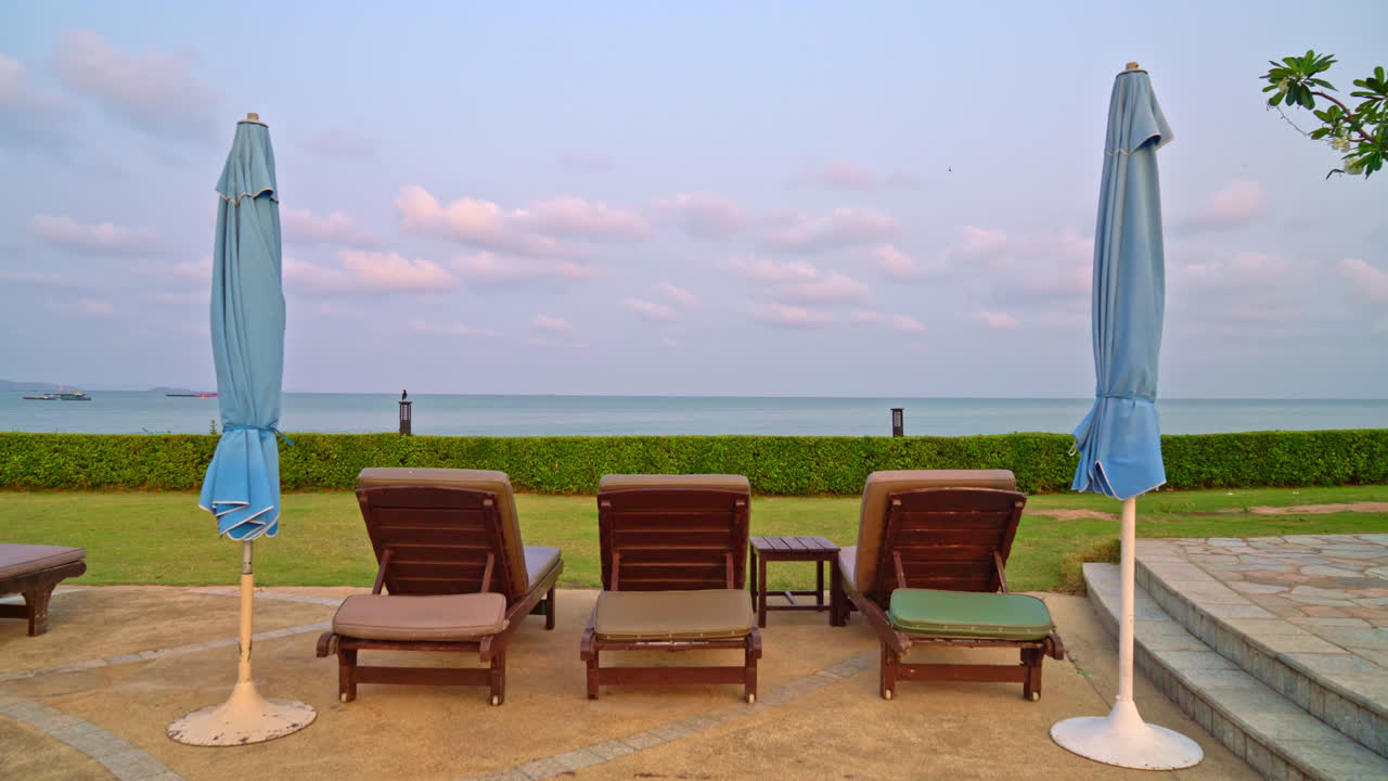 바다 배경의 의자 풀 - 공휴일 및 휴가 개념