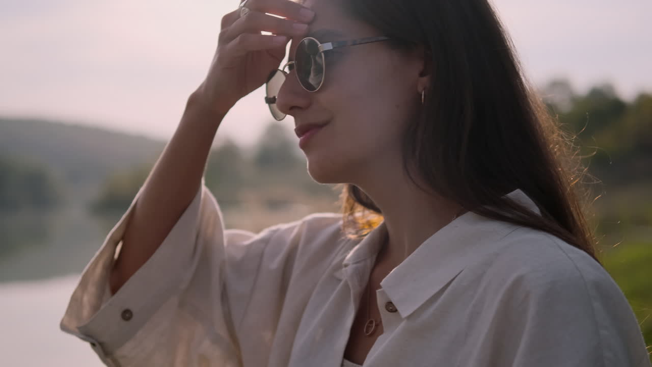 호수  의 경치 좋은 전망 을 즐기는 여자