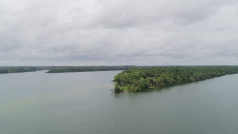 Toma-Aérea-Sobre-El-Río-Amazonas-Acercándose-Al-Bosque---Para,-Brasil