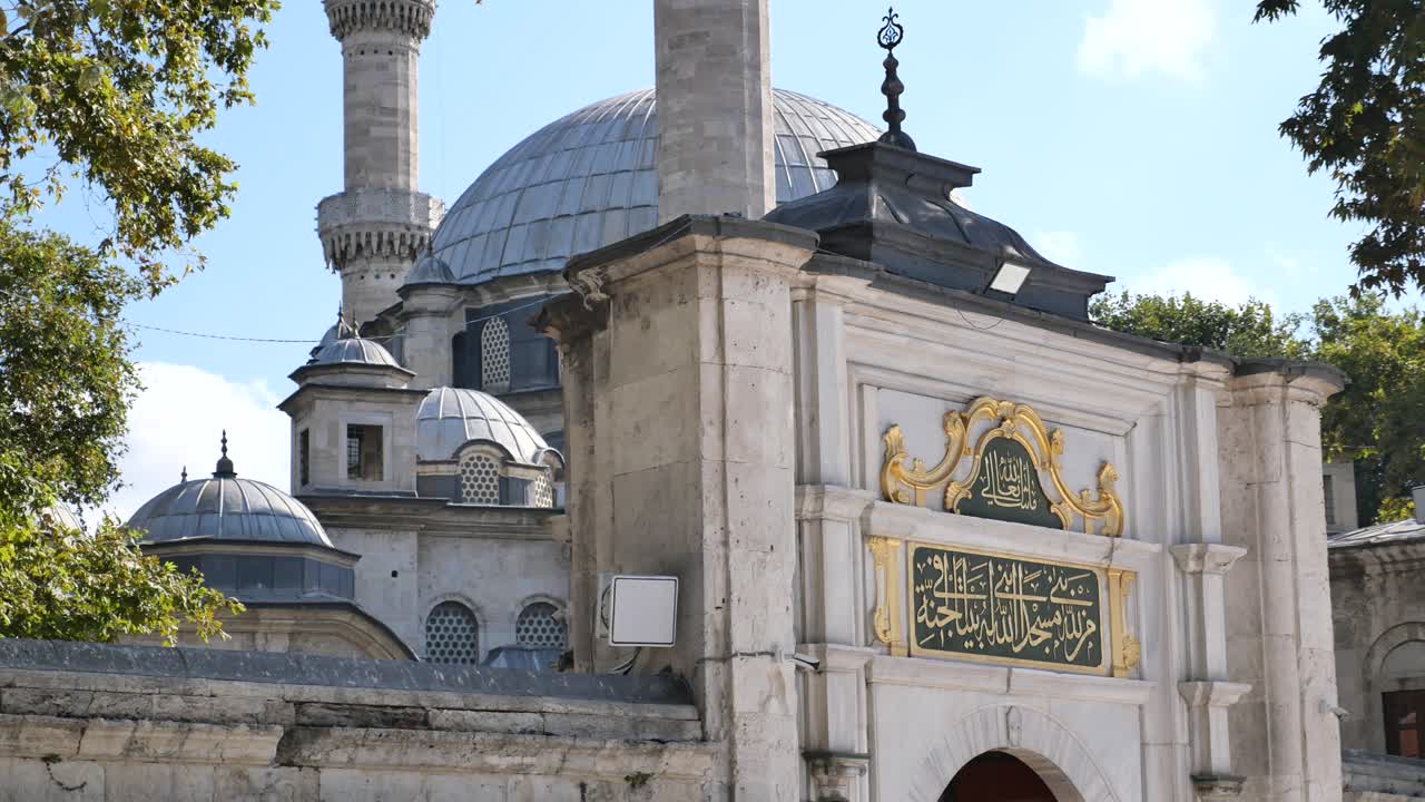 exterior de una mezquita histórica en turquía