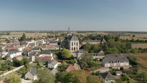 Luftdrohnenperspektive-Der-Abbaye-De-Fleury-Im-Loiretal,-Saint-Benoît-sur-Loire,-Frankreich