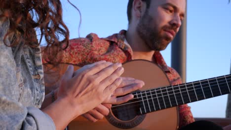 Mujer-Irreconocible-Aplaudiendo-Al-Guitarrista-Masculino.