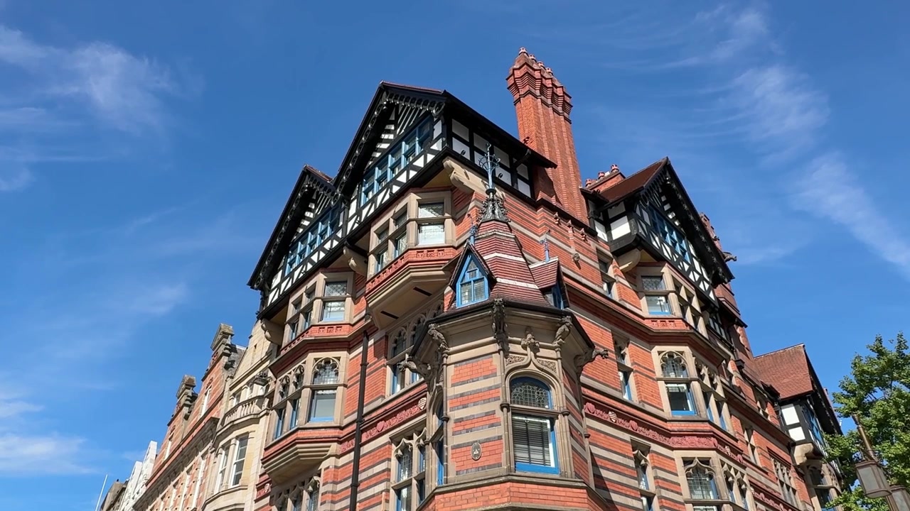 Veduta di un edificio storico di riferimento in Old Market Square, centro città di Nottingham, Nottinghamshire, Inghilterra, che mostra la classica architettura inglese nel cuore delle East Midlands