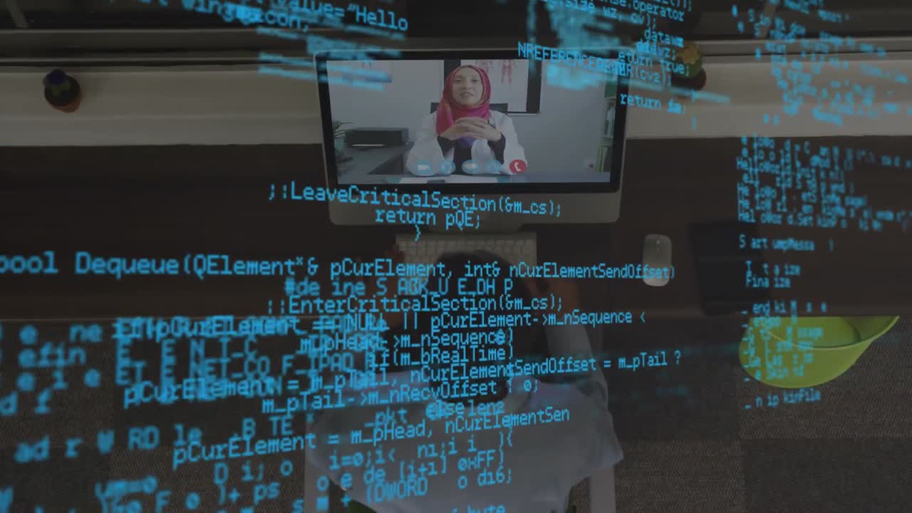 cyfrowe dane o kobiecie na ekranie laptopa podczas rozmowy wideo.