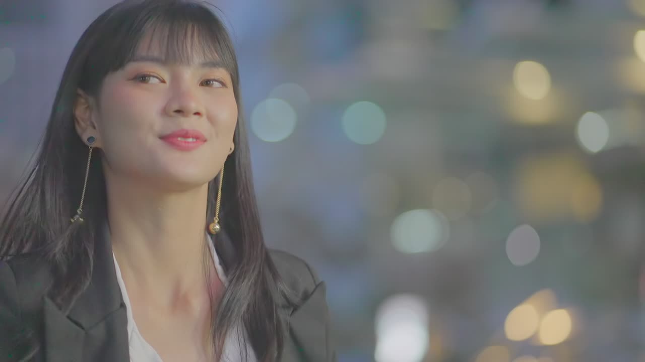 아름다운 미소 짓는 여성의 초상화, 성공한 젊은 아시아 여성은 밤에 사업 거리에서 걸어가고 기으로 웃는 confidante를 가지고 있습니다. 매력적인 비즈니스 소녀. 경력 사람들.